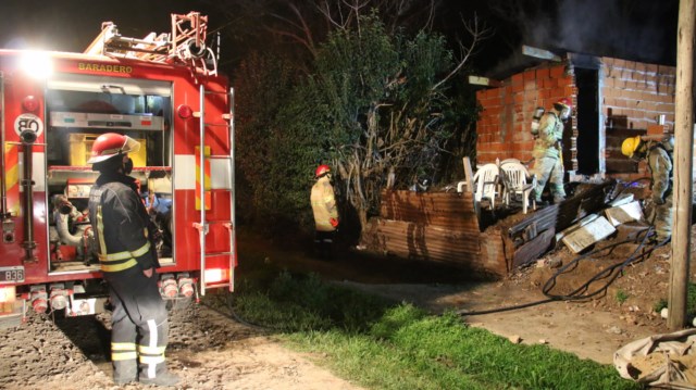 Bomberos: Incendio en una vivienda con dos personas heridas