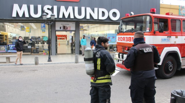 Bomberos: Principio de incendio en un comercio céntrico