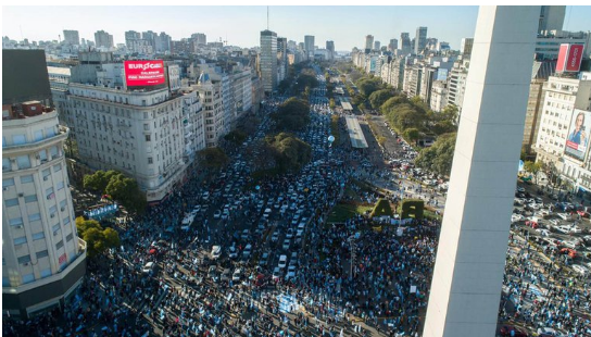 A solo ocho meses de asumir, multitudinaria protesta contra el Gobierno