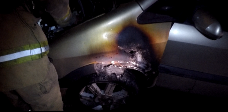 Bomberos: Incendio de dos autos en la madrugada