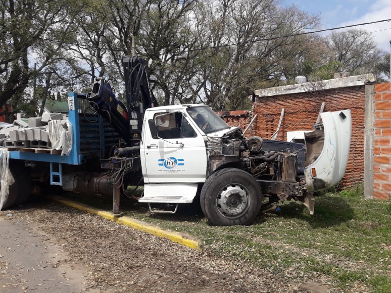 Policiales: Un camión se quedó sin frenos en la bajada de Juan B. Justo