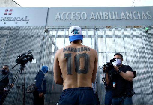 El grito de gol sin arco, la ovación menos pensada y el sueño de Diego que se cumplió por el miedo: así fue la emocionante vigilia durante la operación de Maradona