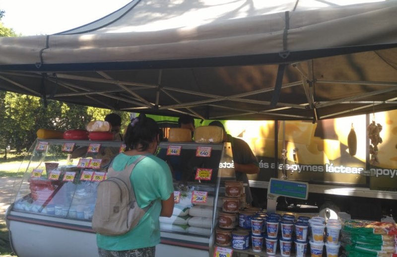 Mercados Bonaerenses: se realizó la venta de pastas y lácteos en Alsina