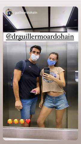 Tras estar dos semanas aislada con Covid-19, Pampita mostró su primera salida y lució su pancita
