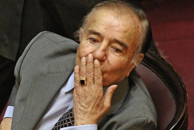 Ofrecen una recompensa por el anillo robado de Carlos Menem