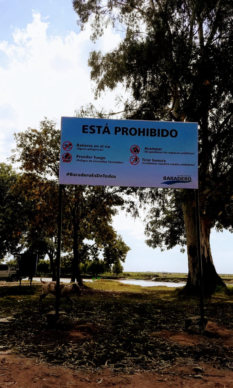 Se realizó la colocación de cartelería preventiva y cestos de basura en la costa