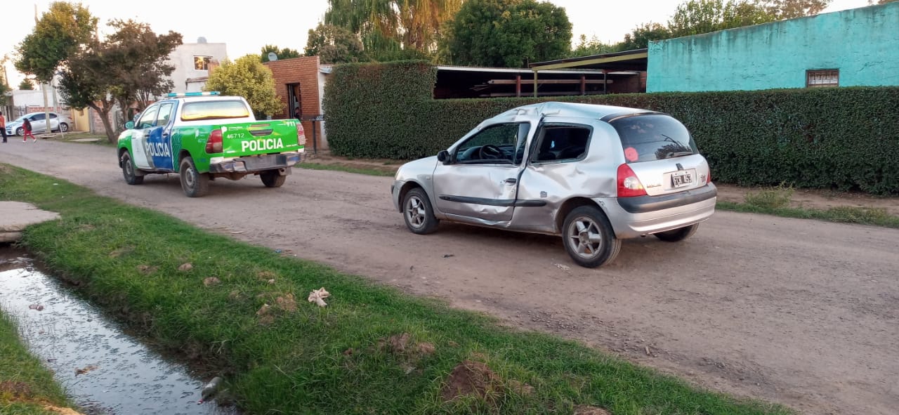 Accidente: Un caballo embistió un auto y no fue una tragedia de milagro