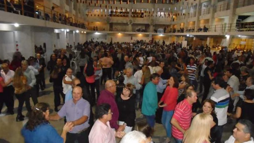 “Se burlan de los que ponemos el cuerpo”: la llamaron por una emergencia y se encontró con un baile del que participaban 500 adultos mayores