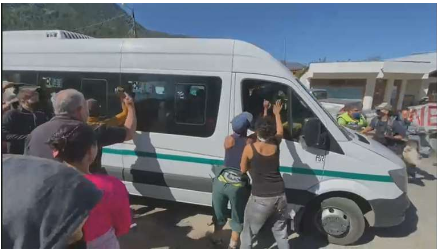 Graves incidentes durante la visita de Alberto Fernández a Chubut: piedrazos y patadas a la combi del Presidente