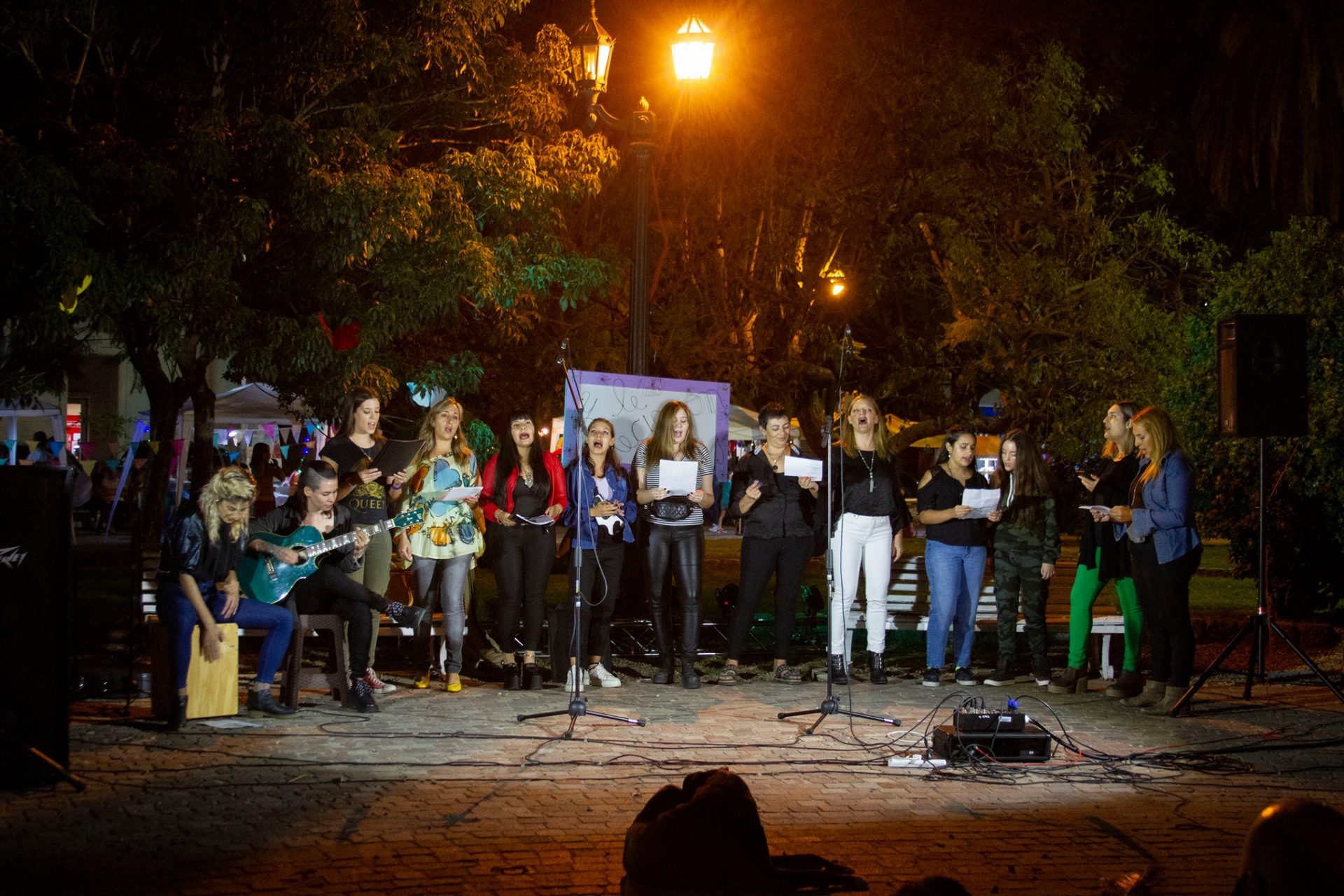 Se realizó “Ellas cantan por ellas” en la Plaza Mitre