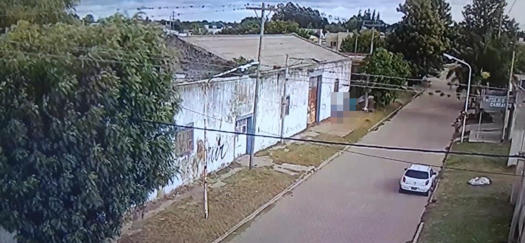 Quedó grabado en las cámaras de monitoreo urbano: Denuncian violencia contra un interno de una institución