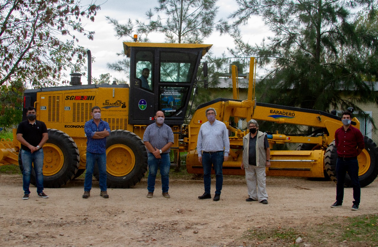El ministro de Desarrollo Agrario estuvo presente junto al intendente en la puesta en marcha de la nueva motoniveladora