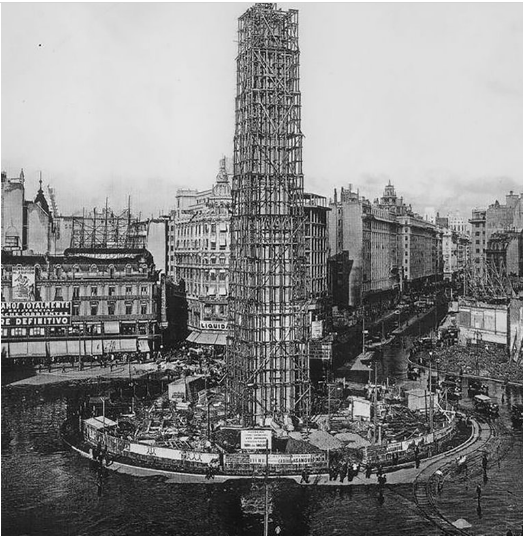 La curiosa historia del Obelisco, un ícono porteño que sobrevivió a las críticas y se salvó de la demolición