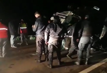 Llevó a su suegra a enseñarle a manejar, quiso violarla y una hora después se mató al chocar de frente con un camión