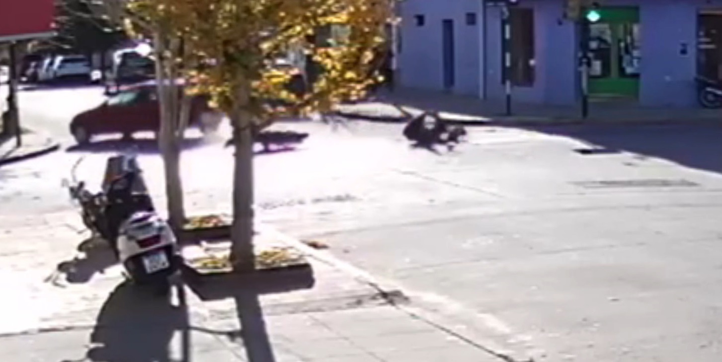 Policiales. Terrible accidente que quedó registrado en una cámara de seguridad (video)
