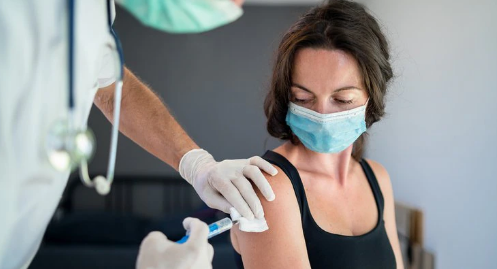 Fiebre, dolor en el lugar de la aplicación y otros síntomas post vacuna: qué significan y cuánto duran