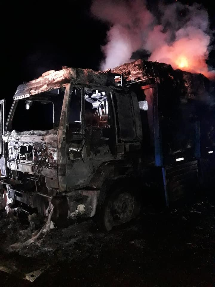Bomberos: Se incendió un camión que transportaba papel