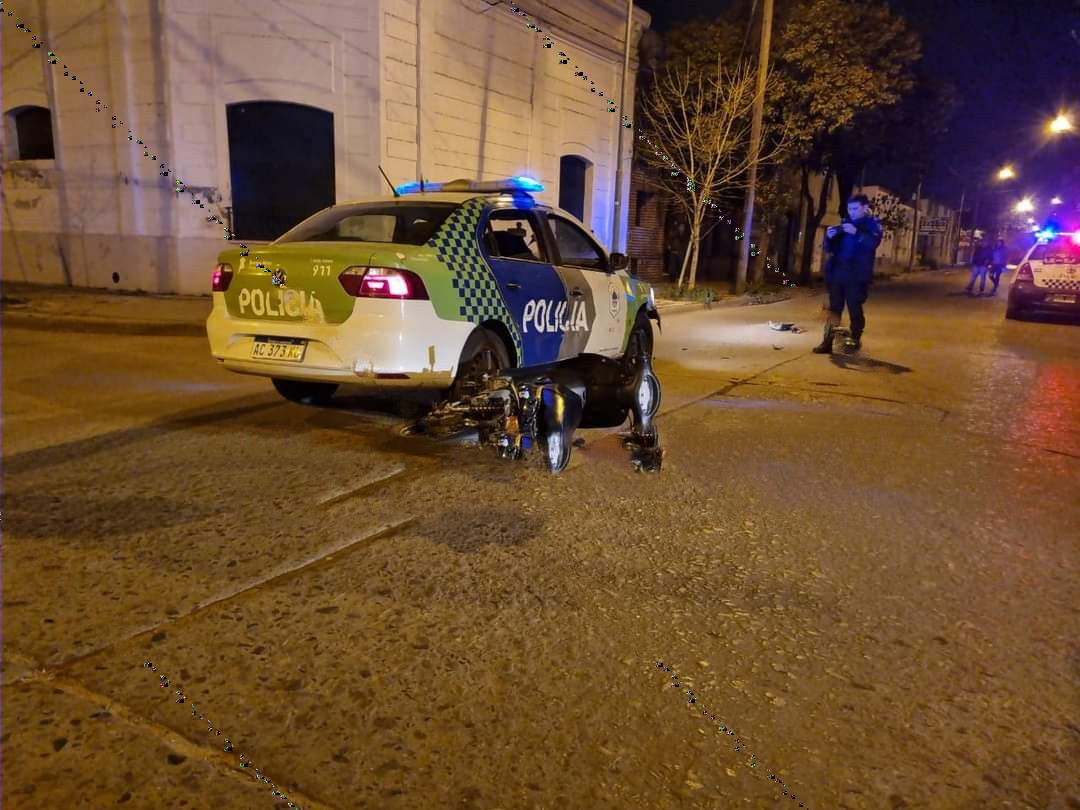 Policiales: Una moto embistió un patrullero