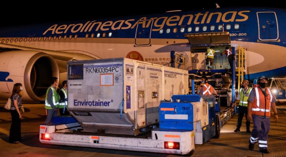 El Gobierno prepara 10 vuelos a China para buscar 8 millones de dosis de Sinopharm durante julio: despegaría un avión por día