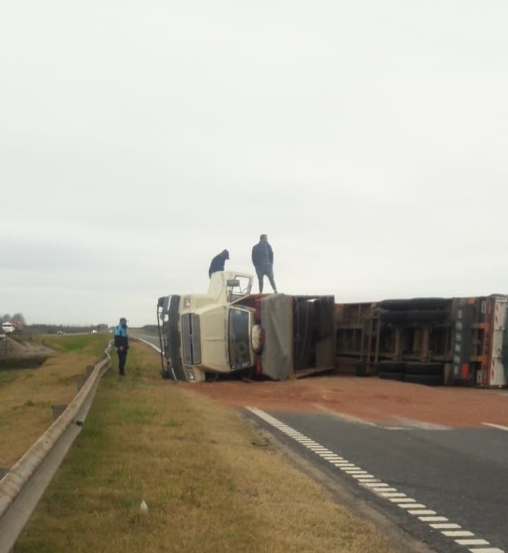 Accidente: Un camión volcó su carga en la ruta 9 a la altura de Alsina