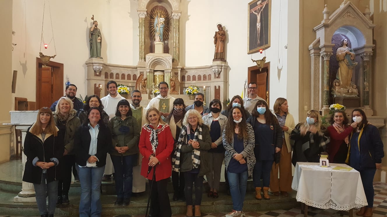 La Parroquia Santiago Apóstol de Baradero quiere saludar en su día a los Catequistas de nuestra ciudad que con su entrega llevan la Palabra de Dios a niños y adultos.