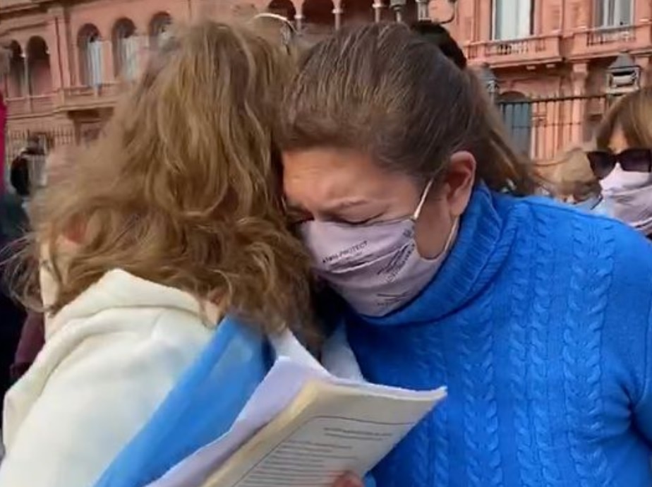 “Marcha de las piedras”: emotivos actos en Plaza de Mayo y en Olivos en memoria de los muertos por el COVID-19 en Argentina