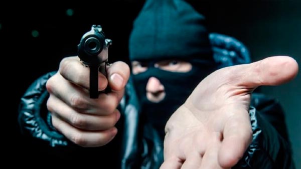 La amenazaron con un arma de fuego y le robaron
