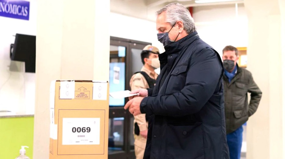 Investigarán por qué las urnas en las que votaron Alberto Fernández y Mauricio Macri tenían la faja semi rasgada