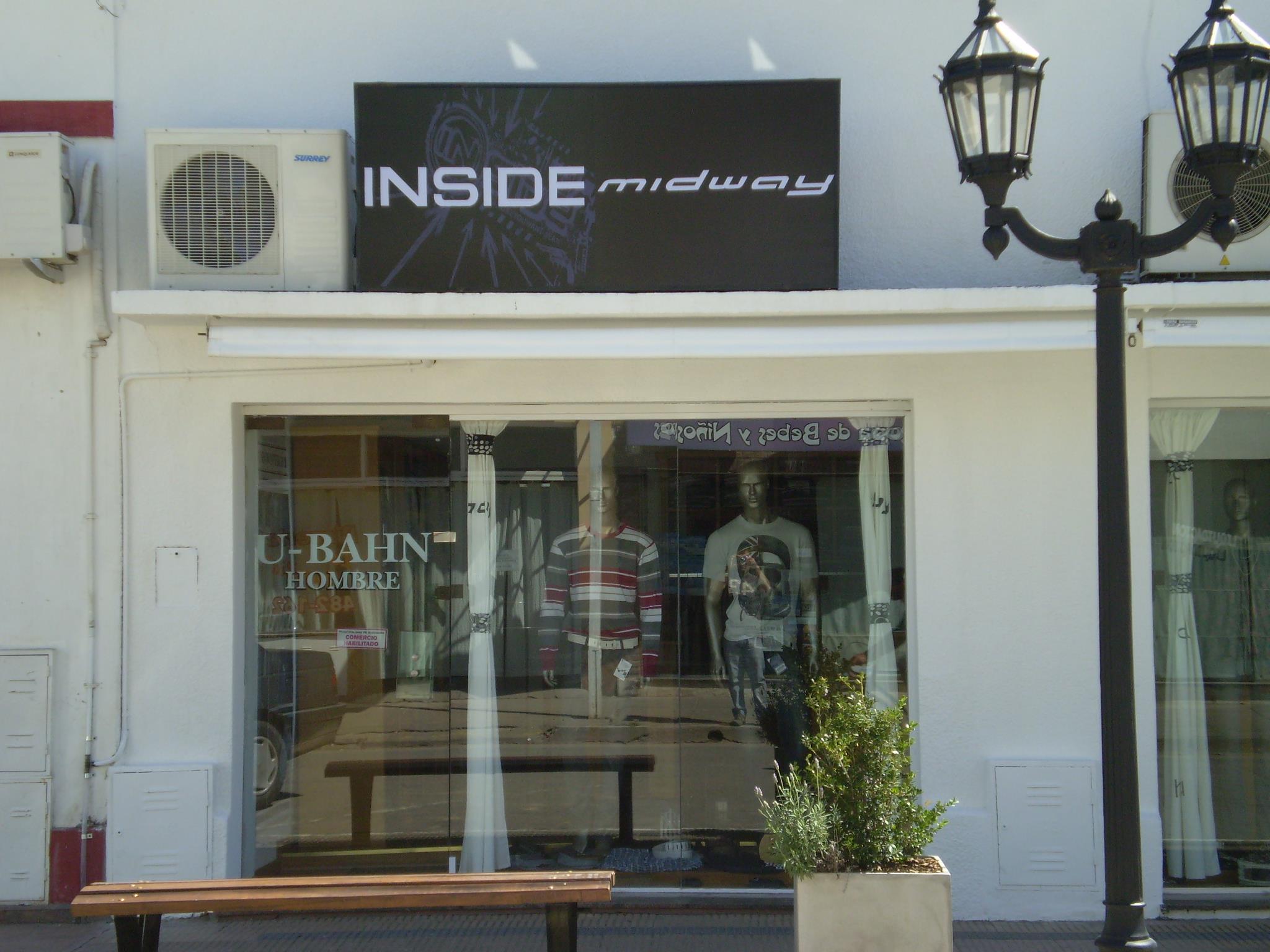 Policiales: Rompen el blindex de un local comercial