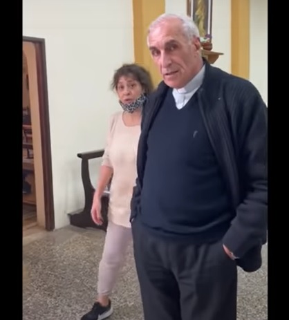 San Pedro Causa Jardín Belén: denunciantes le pidieron explicaciones al obispo, que almorzaba en la parroquia San Roque (video)