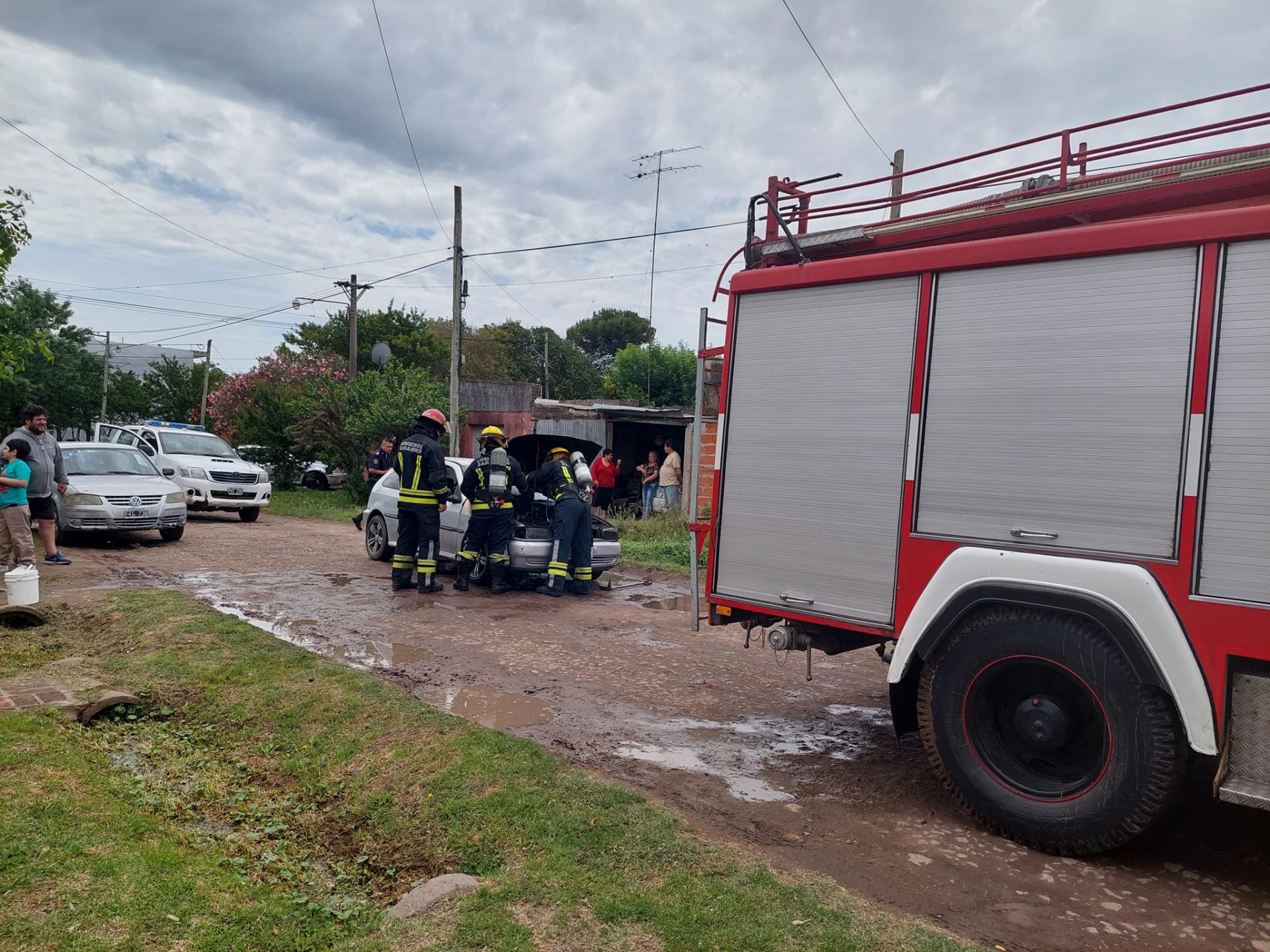 Bomberos: Incendio de en auto en Roldan al 700