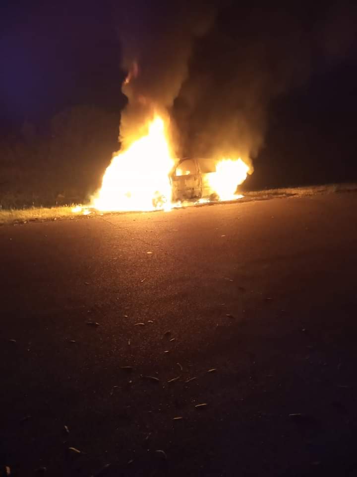 Bomberos: Se incendió un auto en la bajada del cementerio parque