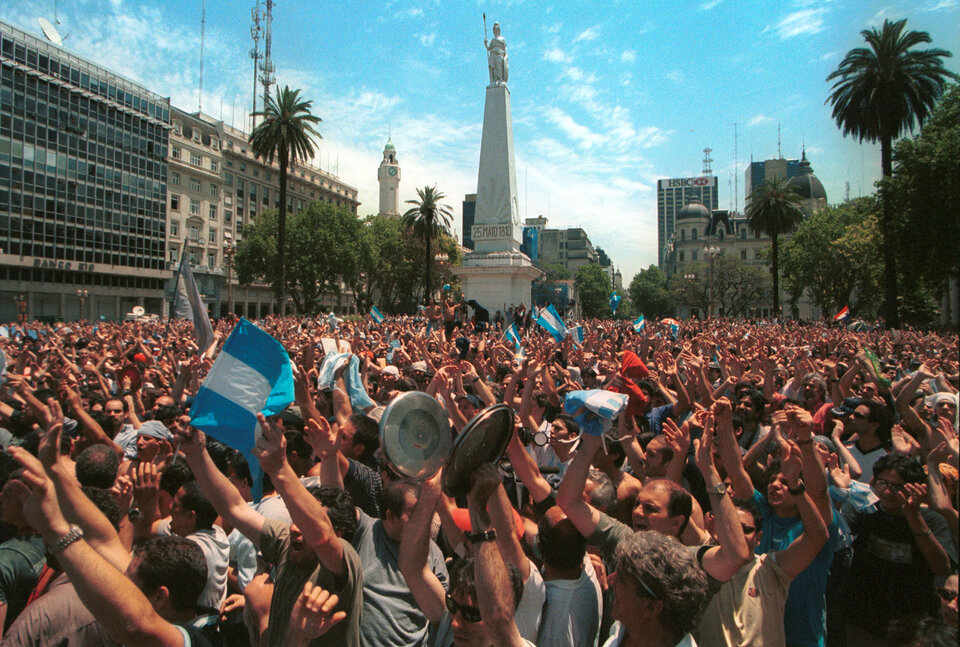 A 20 años del 19 y 20 de diciembre de 2001: el minuto a minuto del estallido que empezó con los saqueos y desembocó en la caída de Fernando de la Rúa