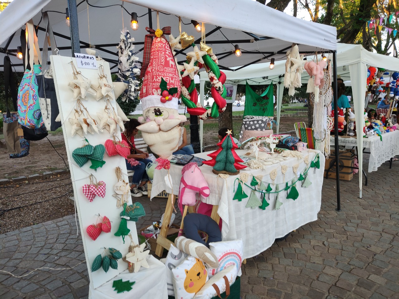 Se realizó la Feria de Emprendedores navideña en Plaza Mitre