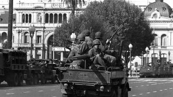 Curiosos en Plaza de Mayo – por Hugo Pezzini