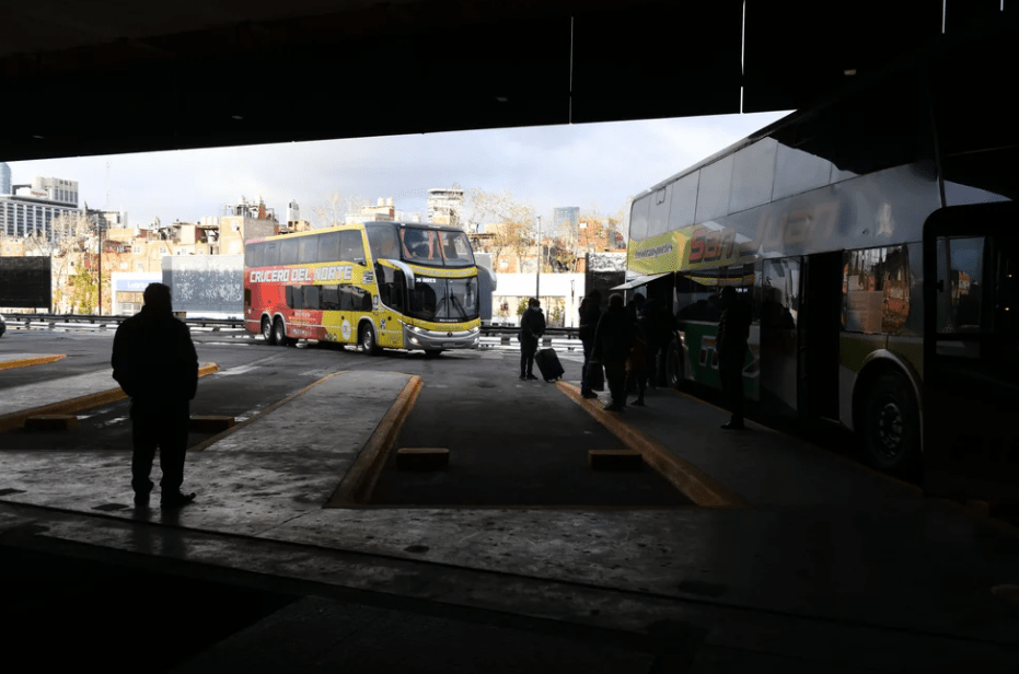 Desde mañana, la provincia de Buenos Aires exigirá pase sanitario para viajar en colectivos y micros de media y larga distancia