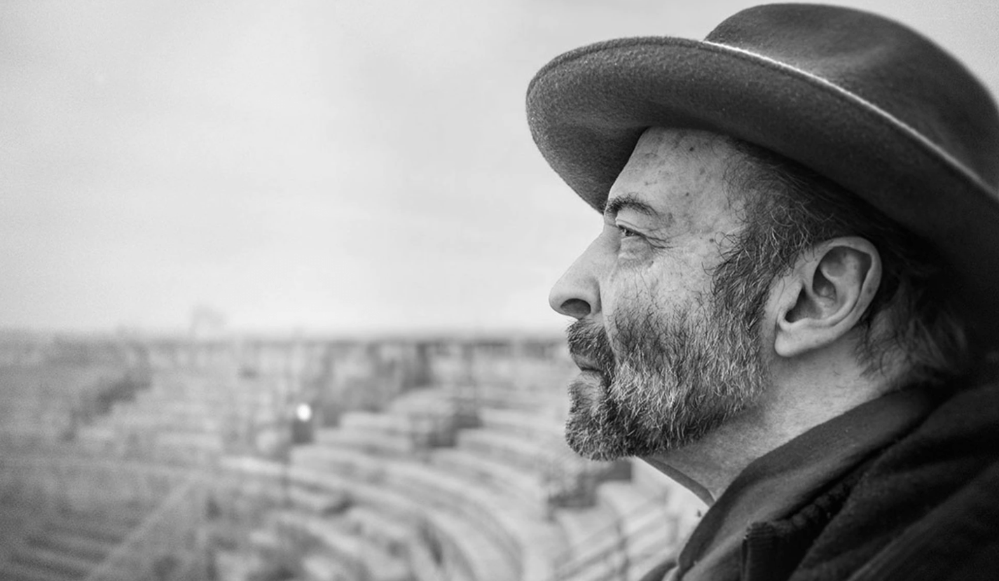 El fotógrafo René Robert muere congelado en las calles de París tras una caída