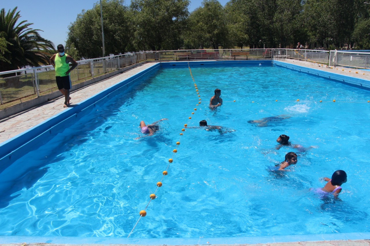 El municipio lleva adelante la Escuela de Natación de Verano 2022