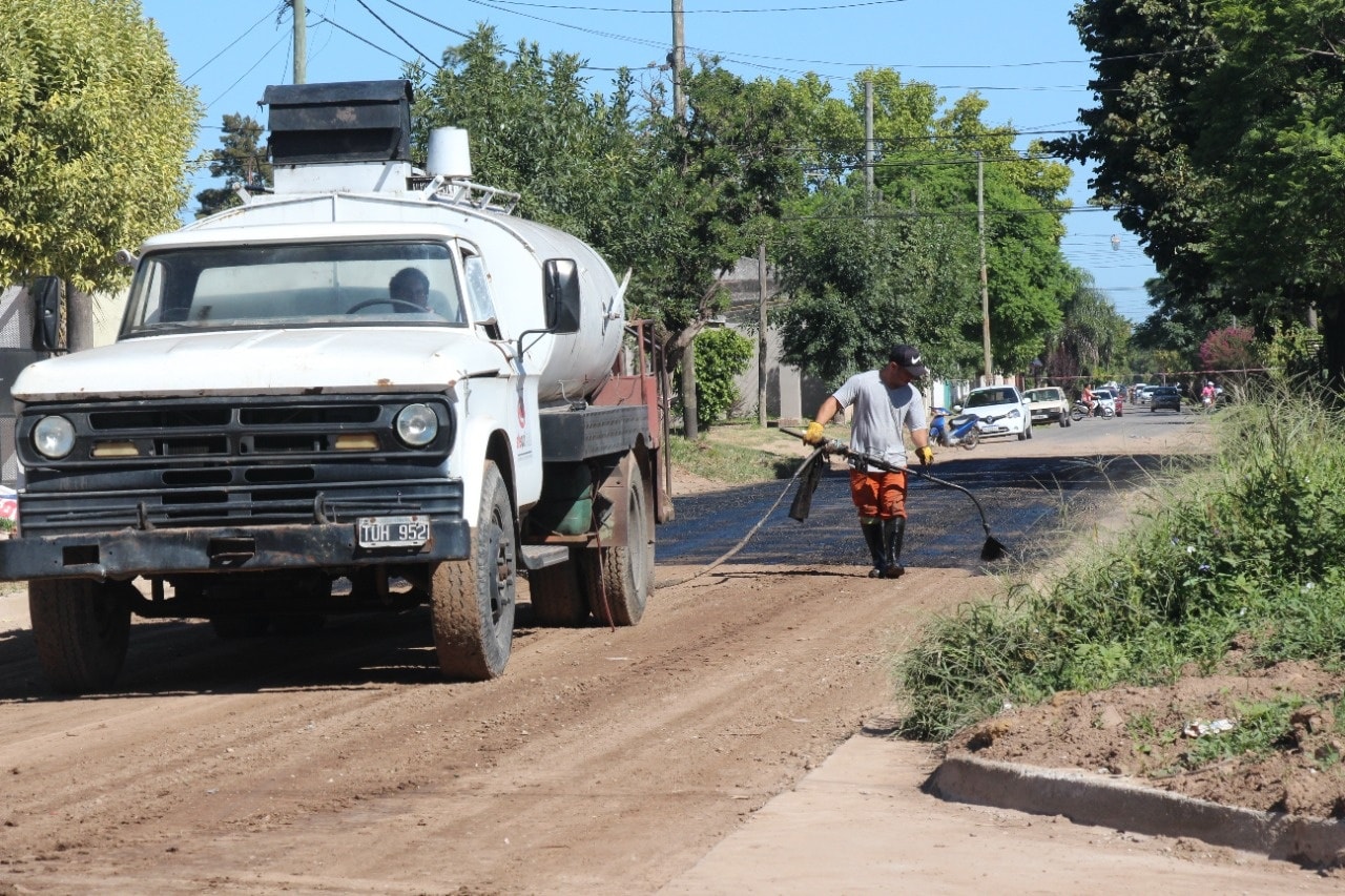 Continúa la obra de pavimentación del barrio FONAVI