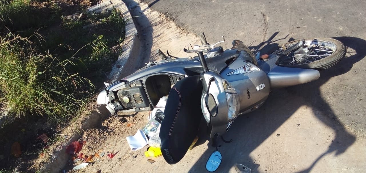 Accidente entre un auto y una moto: un niño con lesiones graves en su cabeza, está en estado crítico.