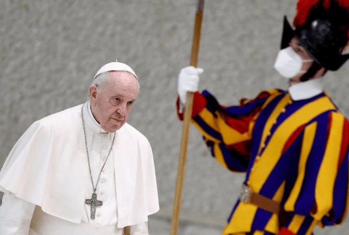 El papa Francisco fue por sorpresa a la embajada rusa en el Vaticano a tratar de mediar por la invasión a Ucrania