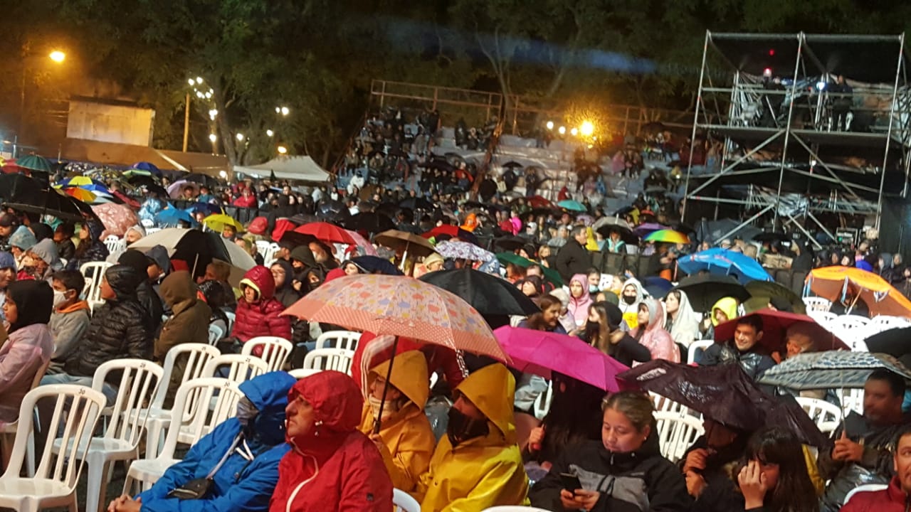 A pesar de la lluvia, comenzó el 47 Festival de Música en Baradero.
