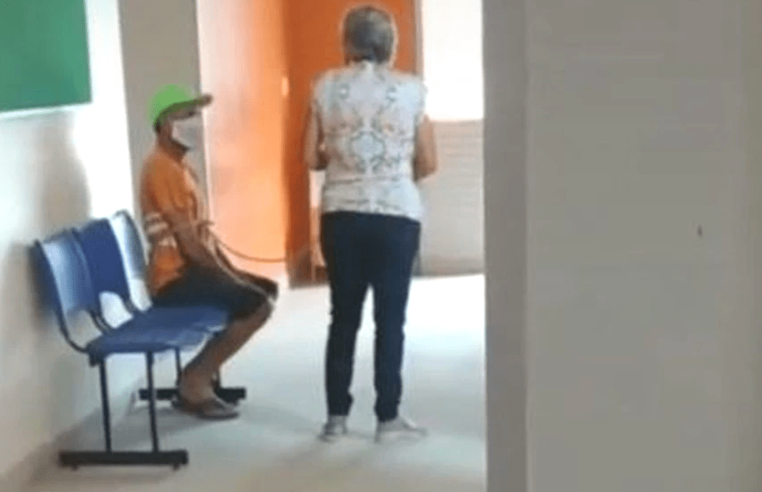 Una mujer llevó atado a su marido a vacunarse contra el coronavirus y desató una polémica