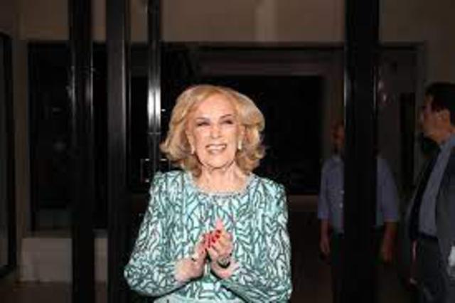 Los 95 de Mirtha Legrand. Súper torta, festejos, ausencias y una promesa: “no sé en qué canal, pero vuelvo seguro”