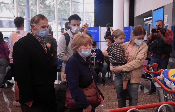 Llegaron al país cinco familias argentinas repatriadas tras la invasión rusa a Ucrania