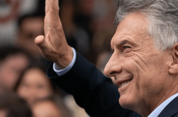 En medio de la crisis, Mauricio Macri viaja a Italia para jugar a las cartas: lo eligieron para representar al país en un torneo de Bridge