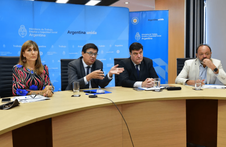 El salario mínimo aumentará 45% en cuatro cuotas y terminará el año en $47.850