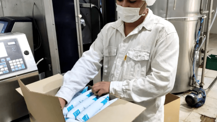 “Guerra contra la inflación”: un municipio bonaerense lanzó su propia marca de leche y ofrece a $59 el sachet