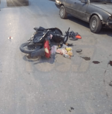 Transitaba en su moto y se chocó un auto estacionado.