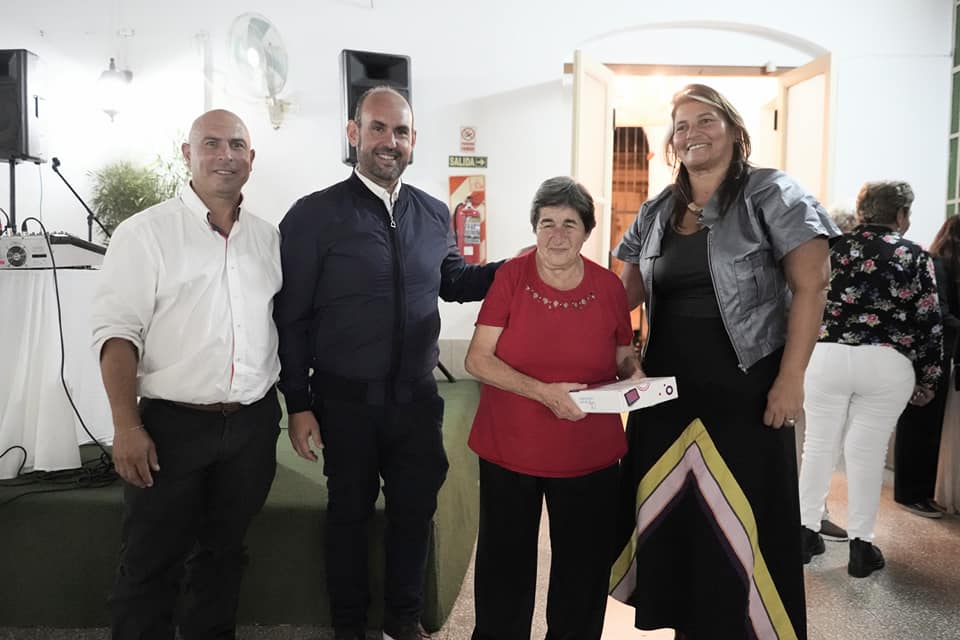 El intendente entregó tablets a personas jubiladas para garantizar el acceso a la conectividad